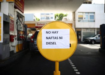 Miles de turistas extranjeros demoran en volver a sus hogares por la falta de combustibles