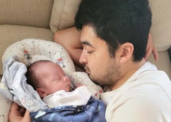 Tuvo un hijo por gestación subrogada, quiso tomarse licencia por nacimiento y lo echaron