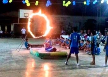 Usaban aros con fuego en una muestra escolar de educación física y un niño de 8 años terminó quemado