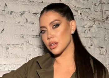 Wanda Nara reveló lo que lleva en su bolso de viaje: desde chicles hasta accesorios de lujo