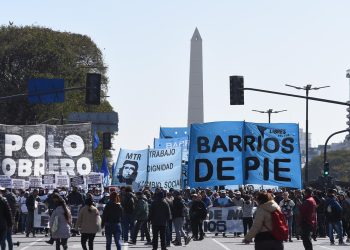 Investigan irregularidades en el cobro de planes sociales: en los últimos 14 años más de 200 mil beneficiarios viajaron al exterior