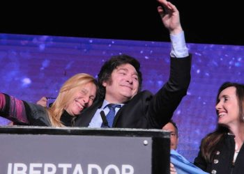 Elecciones 2023: Se esperan los primeros resultados y hay más optimismo en el búnker de Milei que en el de Massa