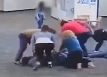 Un adolescente noqueó a una profesora porque le confiscó su consola: podría pasar hasta 30 años en prisión