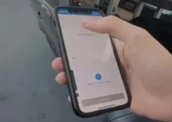 Salió con amigos, se emborrachó y le transfirió una «fortuna» a su ex novia: «Todavía la amo»