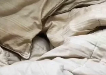 Mandó a lavar un acolchado a la tintorería y cuando fue a buscarlo descubrió algo que la «devastó»