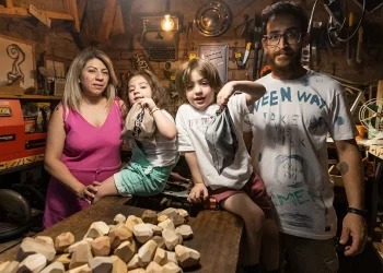Emprendimiento mendocino: La familia que fabrica juegos de equilibrio con troncos de árboles caídos inspirados en los indígenas andinos