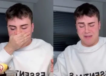 Cortó un pollo por primera vez en su vida y su graciosa reacción detonó millones de risas: «Me va a dar algo»