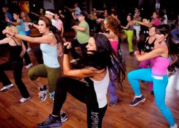 Convocan a una clase de zumba a beneficio de una niña que necesita de una costosa leche para alimentarse