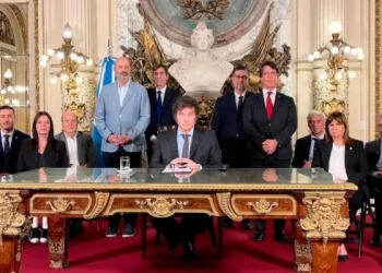 Oficializan el Decreto 70/2023, titulado «Bases para la reconstrucción de la economía argentina»