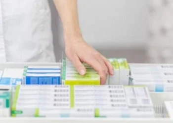 Advierten que DNU «atenta gravemente contra la salud» y convierte a farmacias en «meros comercios»