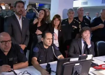 «Los de azul son los buenos y los que se tapan la cara los malos»