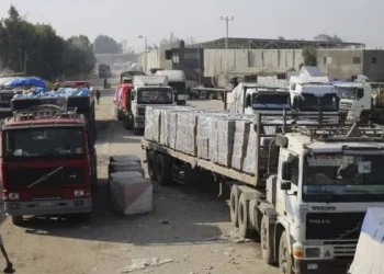 Gazatíes hambrientos saquearon camiones que llevaban agua y alimentos a la Franja
