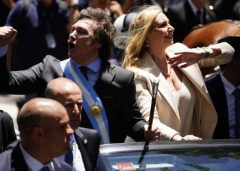 El momento en que le tiraron un botellazo a Javier Milei cuando se dirigía a la Casa Rosada tras su asunción