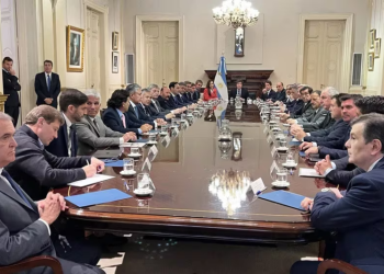 Fuerte presión de Milei a los gobernadores: solo revertirá Ganancias si apoyan la Ley Ómnibus y el DNU en el Congreso