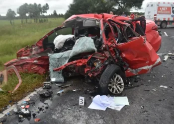 Otra tragedia en el país: un auto embistió a una camioneta, quedó despedazado y murieron dos personas