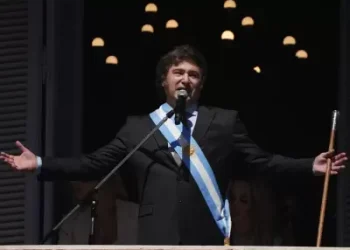 El DNU de Milei incluye una reforma laboral: despidos ante bloqueos, límites a las huelgas y más período de prueba