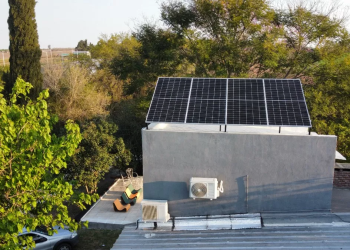 Proyecto institucional: estudiantes y docentes de la escuela albergue de El Sosneado colocaron paneles solares