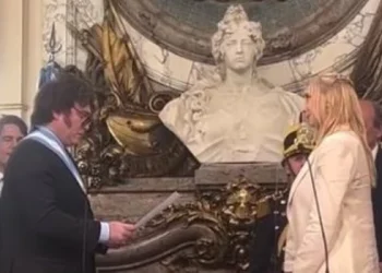 Entre lágrimas, Milei le tomó juramento a su hermana