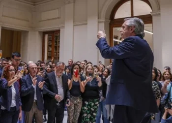 «Estamos dejando un país en marcha», dijo Alberto Fernández al despedirse del personal de la Casa Rosada