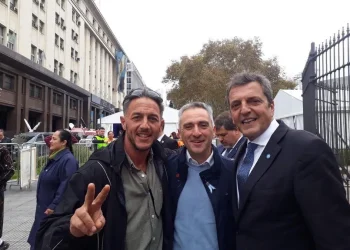 Quién es Gastón Mercanzini, el militante K que le arrojó una botella a Javier Milei