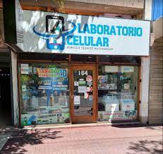 Allanan un comercio y secuestran celulares