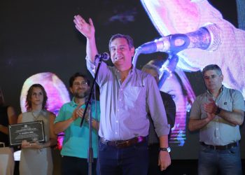 Emir Félix terminó su gestión acompañado ppr una multitud de vecinos