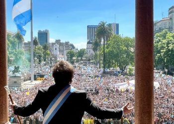 Milei lanza su «shock» y el PJ se reagrupa para resistir desde su refugio bonaerense