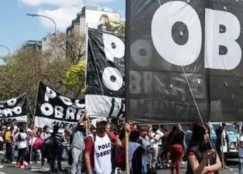 Militantes de Unión Piquetera llevaron ollas vacías a Capital Humano y reclaman una audiencia con Pettovello