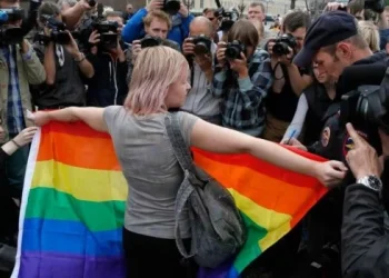 Ofensiva en Rusia contra el movimiento LGTBIQ+: allanan bares gays en Moscú