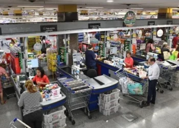 Supermercados y mayoristas colmados ante posibles remarcaciones