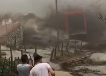 Un alud arrasó un puente peatonal en Catamarca y dejó aislada una localidad