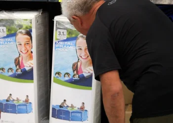 Vacaciones gasoleras: comprar piletas de lona, la opción de los que no pueden viajar