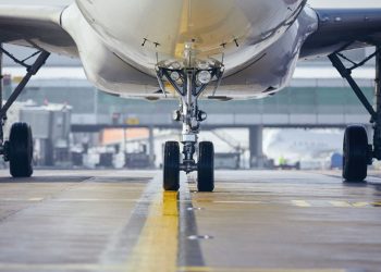 Viajó en el tren de aterrizaje de un avión: quedó internado en grave estado, con «hipotermia severa»
