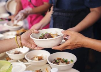 Un verdadero ejemplo: Yoli, la mujer que se crió en la pobreza y hoy usa su jubilación mínima para sostener el comedor de su barrio