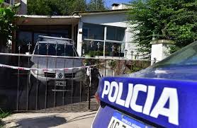 Otro brutal femicidio en el país: Una mujer le pidió a su esposo que dejara de tomar alcohol y él la mató a puñaladas delante de sus hijas