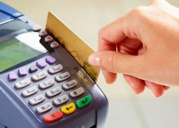 La drástica medida que tomó una joven con su tarjeta de crédito para no usarla más