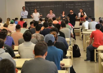 Examen final en secundaria y universidad arancelada para extranjeros no residentes: los cambios de la Ley Ómnibus en educación