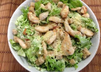 Pidió un ensalada pero se le fue el hambre cuando vio lo que le sirvieron: “Mastiqué algo humano”