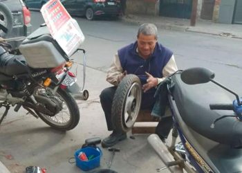 Es enfermero, se jubiló después de sufrir tres infartos y creó una “gomería móvil” para salir de la depresión