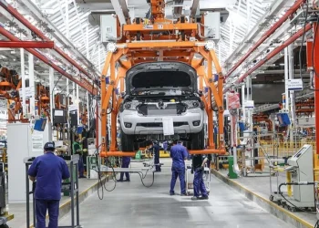 Todo parado: qué va a pasar en el mercado de los autos con cuatro de nueve fábricas sin actividad por falta de insumos