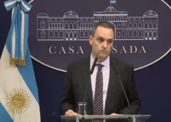 Adorni dijo que el Gobierno es «respetuoso» de los fallos judiciales contra el DNU, pero reiteró que los apelará