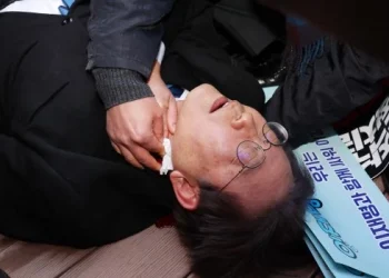 Apuñalaron al líder de la oposición surcoreana cuando hablaba con periodistas