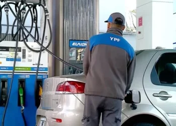 Desde la medianoche aumentan los combustibles un 27%