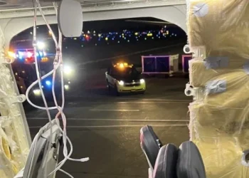 Encuentran en un patio la puerta de un Boeing que se desprendió en pleno vuelo en los Estados Unidos