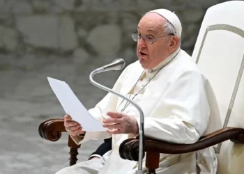 El Papa llamó «crímenes de guerra» los ataques a civiles y pidió prohibir la gestación subrogada