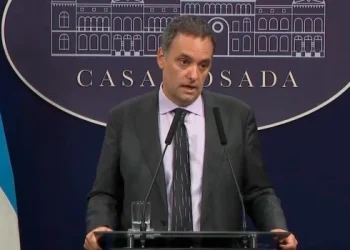 Adorni dijo que el Gobierno evaluará que las fuerzas armadas combatan el narcotráfico en Rosario