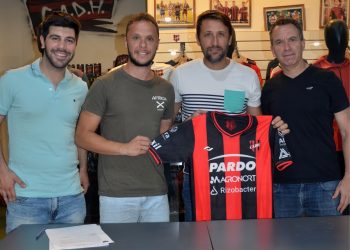 Emanuel Díaz fue presentado como nuevo jugador de Douglas Haig