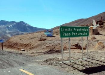 Un auto con tres ocupantes se desbarrancó en el Pehuenche y cayó al río