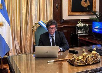 El Gobierno chocó con la necesidad de negociar ,en el Congreso y enfrenta la presión de reformular la estrategia para sacar la ley ómnibus y el DNU