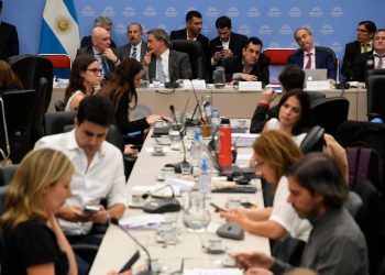 La oposición propuso cambios clave a la Ley Ómnibus y ahora espera una respuesta del Ejecutivo que destrabe la negociación